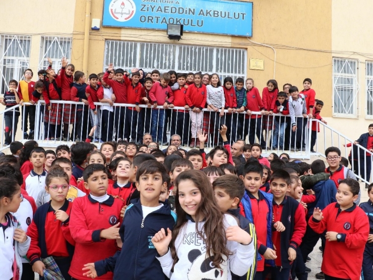 Demirkol, Öğrencilere Siyer-i Nebi Kitabı Dağıttı