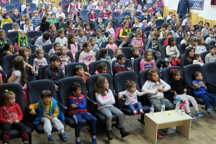 Foçalı Sanatseverler Tiyatroya Doydu