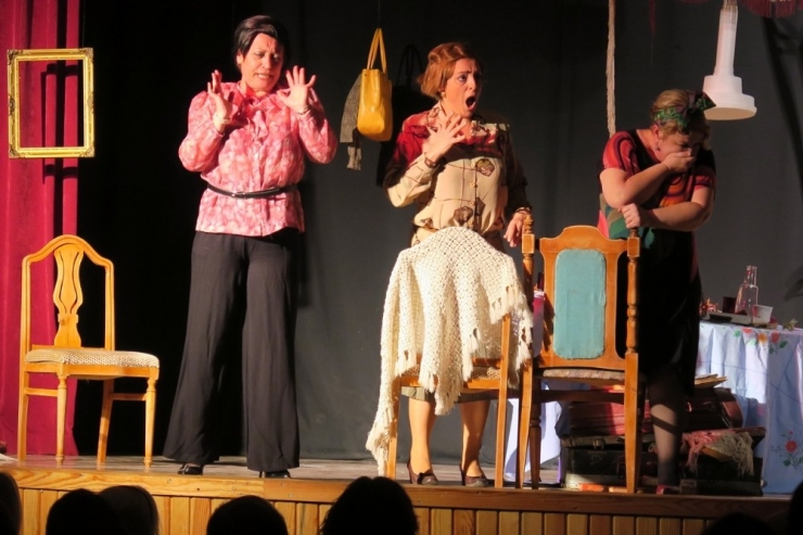 Foçalı Sanatseverler Tiyatroya Doydu