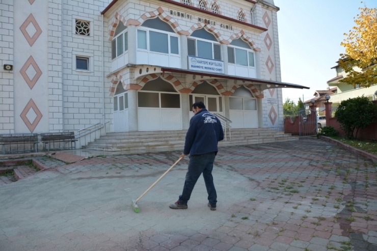 Kartepe’de Park Ve Bahçelerde Kış Temizliği