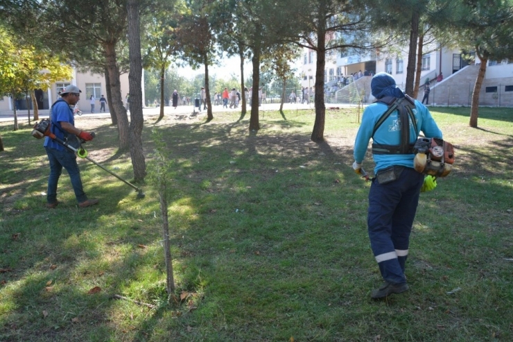 Kartepe’de Park Ve Bahçelerde Kış Temizliği