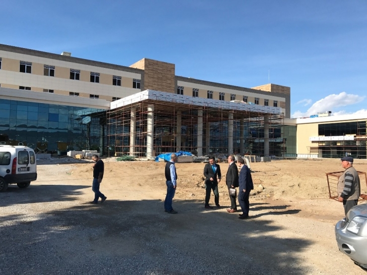 Burhaniye’de Kaymakam Öner Hastane İnşaatında İnceleme Yaptı