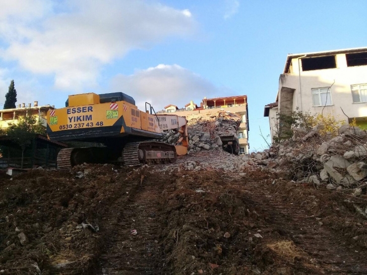 Körfez’de Metruk Binalar Tek Tek Yıkılıyor