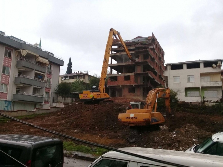 Körfez’de Metruk Binalar Tek Tek Yıkılıyor