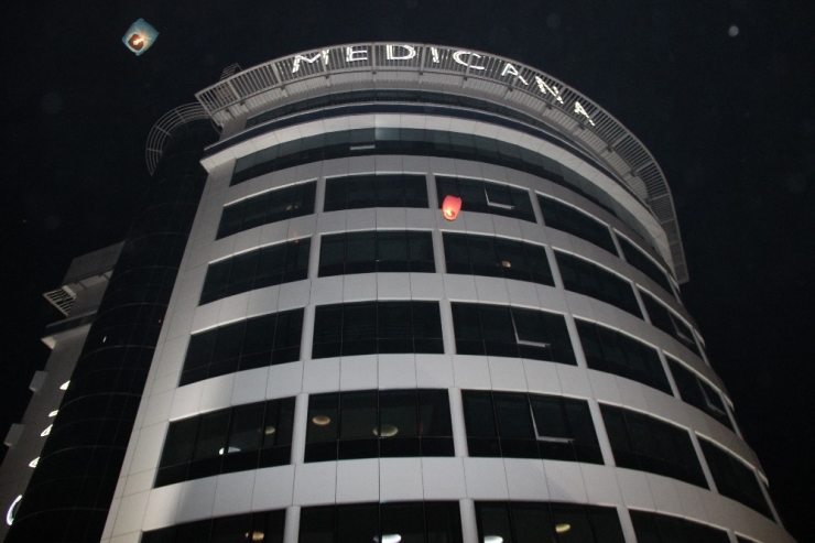 Medicana Meme Kanserine Farkındalık İçin Gökyüzüne Dilek Feneri Gönderdi