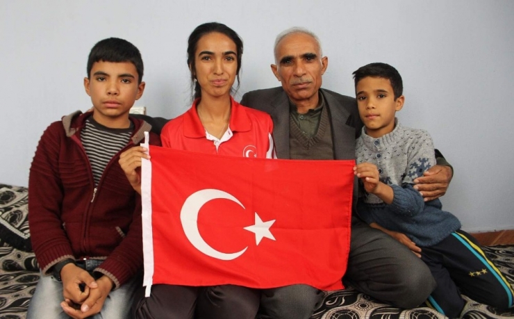 Her Gün Kilometrelerce Yürüdü, Kenar Mahalleden Balkan Şampiyonluğuna Ulaştı