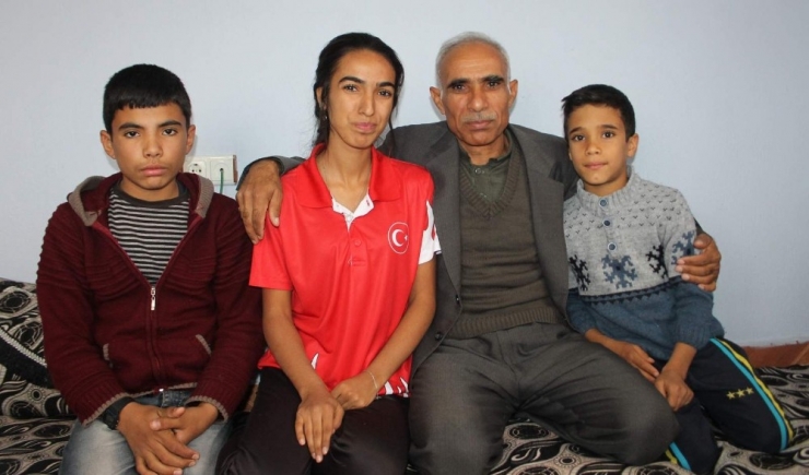 Her Gün Kilometrelerce Yürüdü, Kenar Mahalleden Balkan Şampiyonluğuna Ulaştı