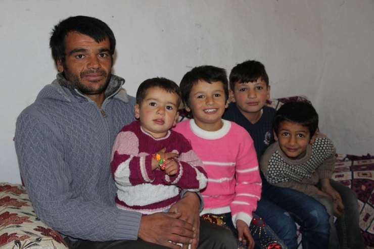 6 Kişilik Aile Tek Odada Yaşam Mücadelesi Veriyor