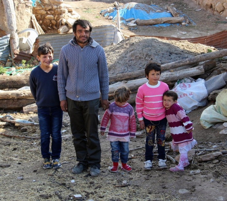 6 Kişilik Aile Tek Odada Yaşam Mücadelesi Veriyor