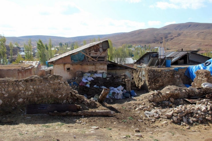 6 Kişilik Aile Tek Odada Yaşam Mücadelesi Veriyor