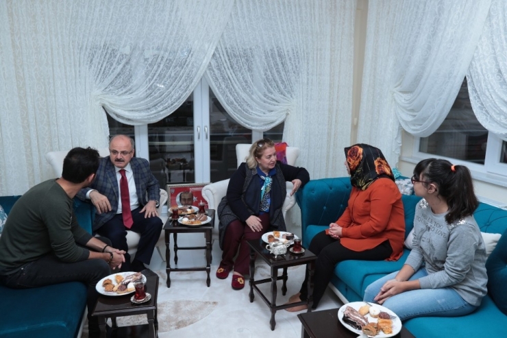 Vali Çakacak, Şehit Murat Ködük’ün Ailesini Ziyaret Etti