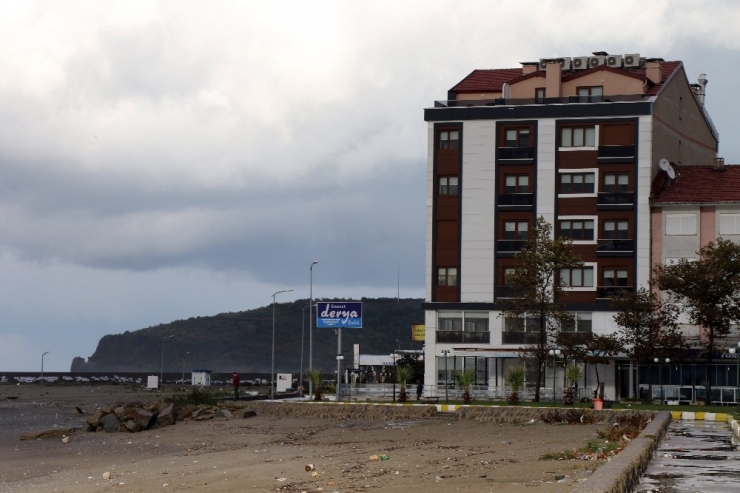 Sahile Yapılan Bina Vatandaşı İkiye Böldü