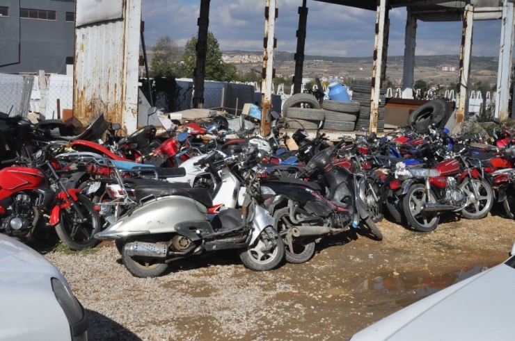 Araçlar Otoparklarda Çürüyor