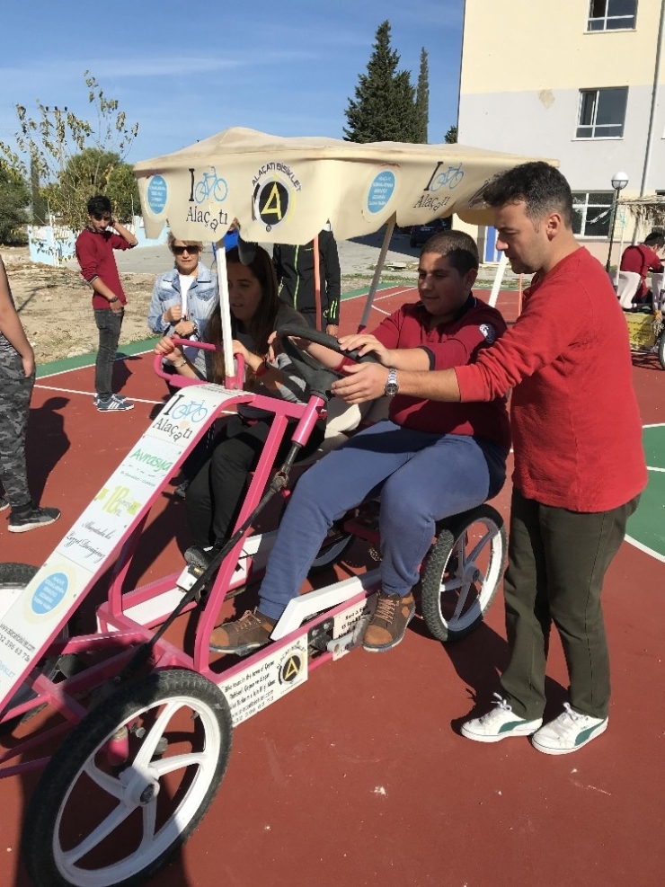 Çeşme’de Özel Öğrenciler Bisiklet Sürmeyi Öğrendi