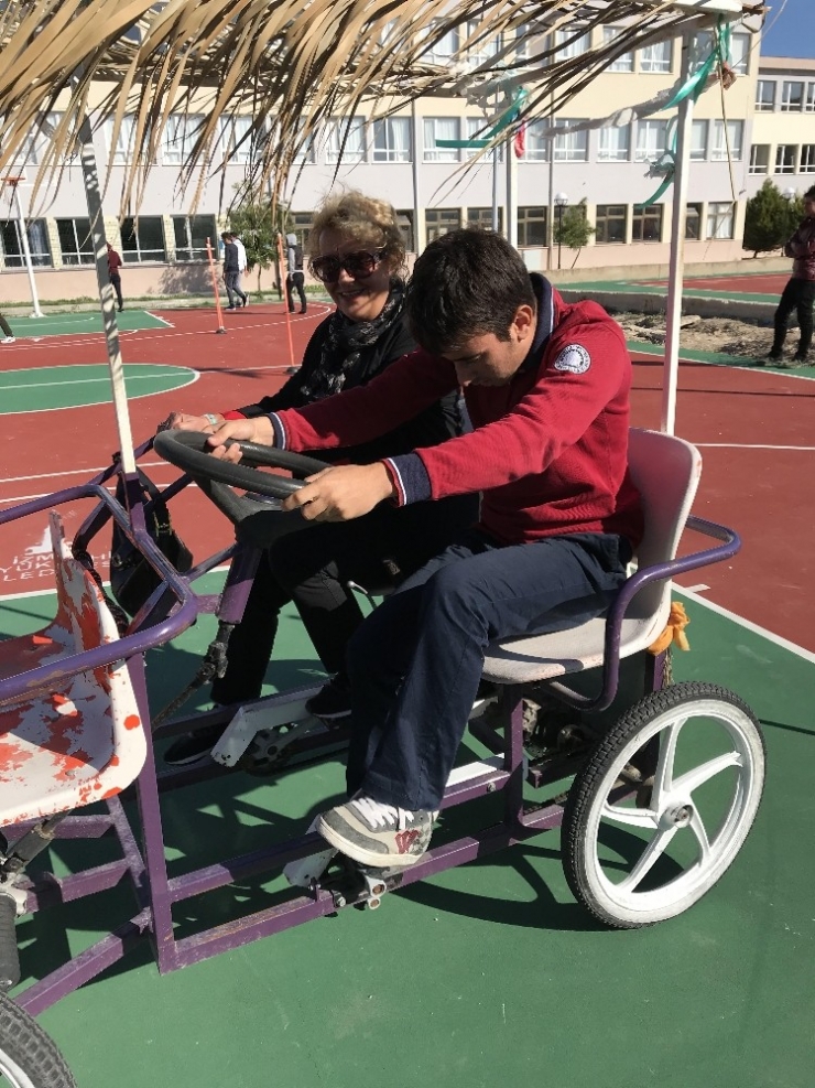 Çeşme’de Özel Öğrenciler Bisiklet Sürmeyi Öğrendi