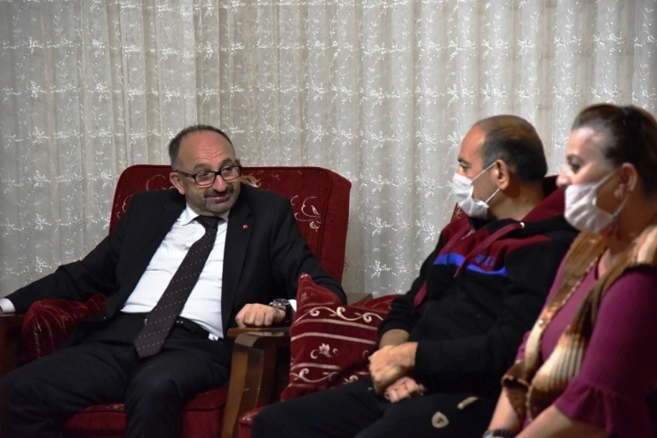 Başkan Üzülmez, Böbrek Kardeşlerini Ziyaret Etti