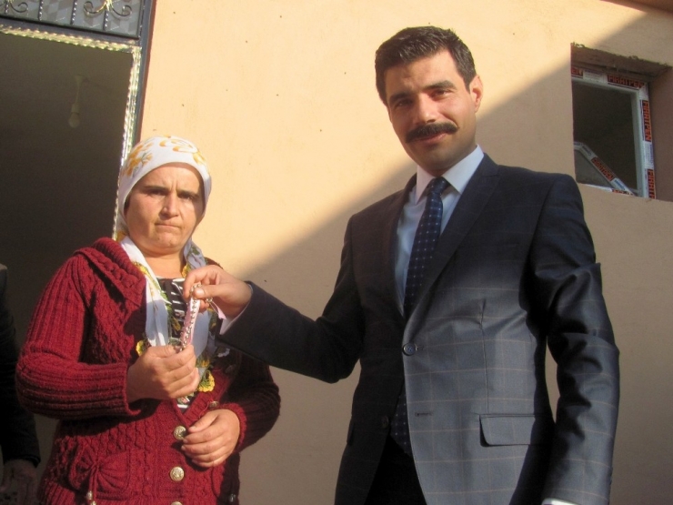 Evsiz Kadına Kaymakam Ev Yaptırdı