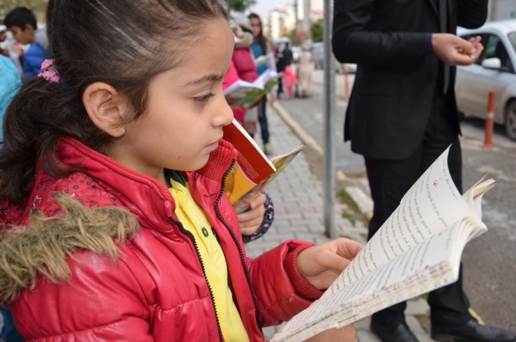 9 Bin Öğrenci Kaldırımda Kitap Okudu