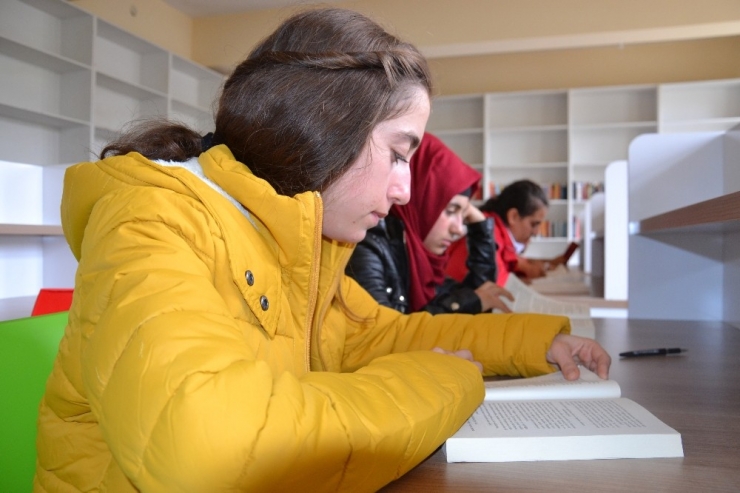 Okul Kütüphanesi Kitap Bağışı Bekliyor