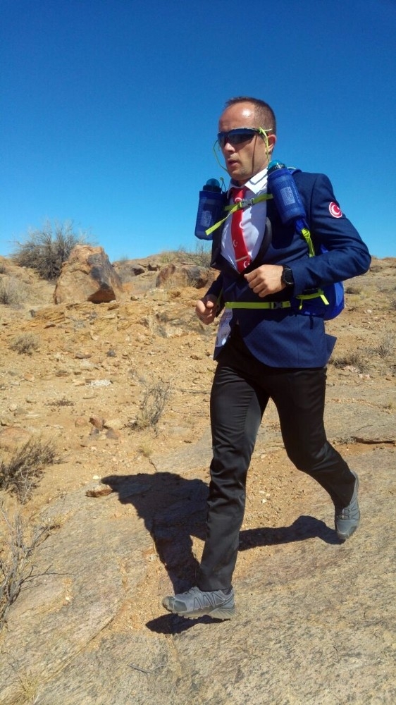 Çölde Takım Elbise İle Koşan Türk