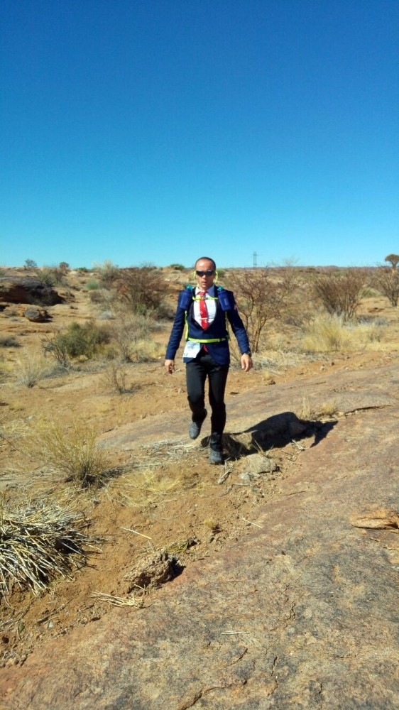 Çölde Takım Elbise İle Koşan Türk