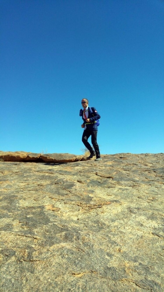 Çölde Takım Elbise İle Koşan Türk