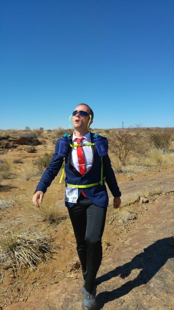 Çölde Takım Elbise İle Koşan Türk