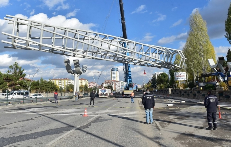 Uşak’ta Teknolojik Geçidin İlk Bölümü Yerleştirildi