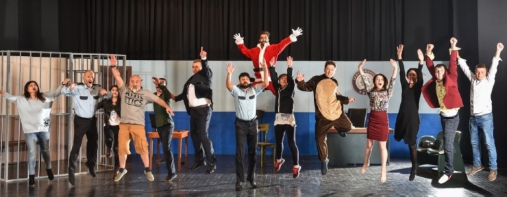 Polis Adliye Muhabiri Takip Ettiği Olayları Tiyatro Oyunu Yaptı