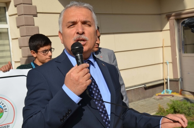 9 Bin Öğrenci Kaldırımda Kitap Okudu