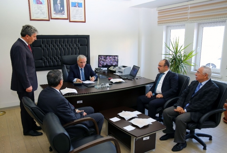 Vali Kamçı Okullarda İncelemelerde Bulundu