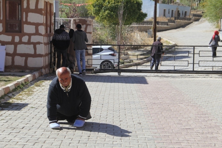 Doğuştan Engelli Olan Vatandaşa Akülü Sandalye