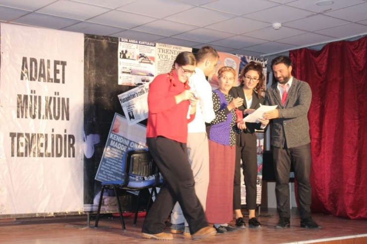 Çaldıran’da ‘Dikkat Aile Var’ Oyunu Sahnelendi