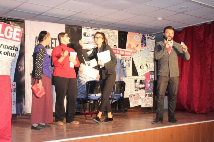 Çaldıran’da ‘Dikkat Aile Var’ Oyunu Sahnelendi