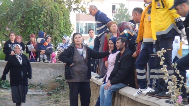 Evi Yanan Aileye Komşuları Sahip Çıktı