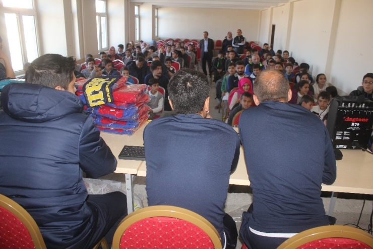 Ağrı 1970 Spor Kulübü Öğrencilere Spor Malzemesi Dağıttı