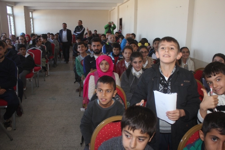 Ağrı 1970 Spor Kulübü Öğrencilere Spor Malzemesi Dağıttı