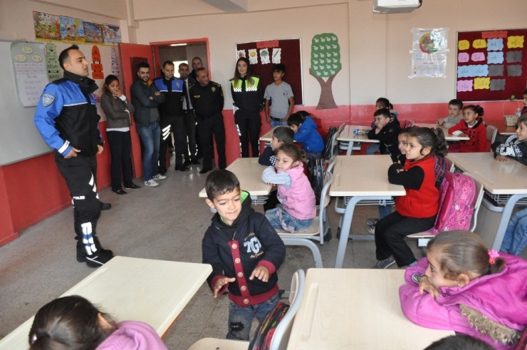 Şırnak’ta Öğrencilere Kırtasiye Malzemesi Dağıtıldı