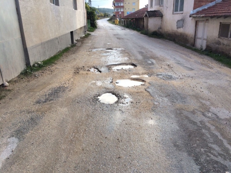 Gölpark’ın Yolları Onarım Bekliyor