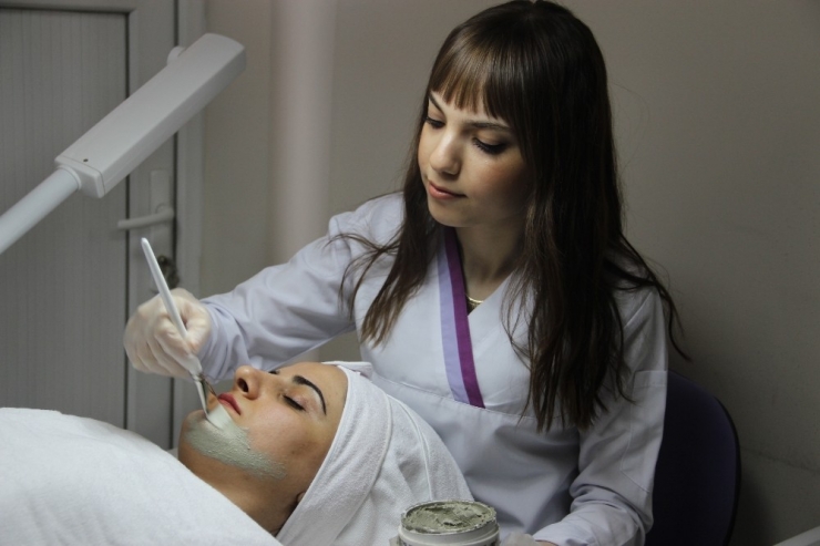 Estetikte Yeni Trend ‘Arı Zehri’ Maskesi