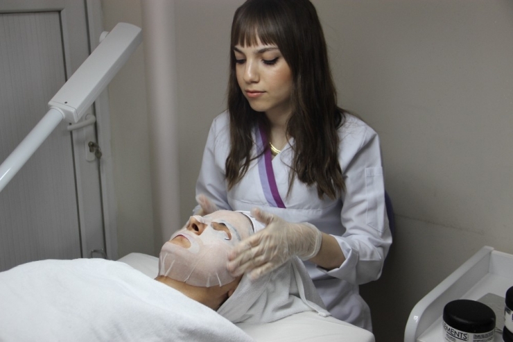 Estetikte Yeni Trend ‘Arı Zehri’ Maskesi