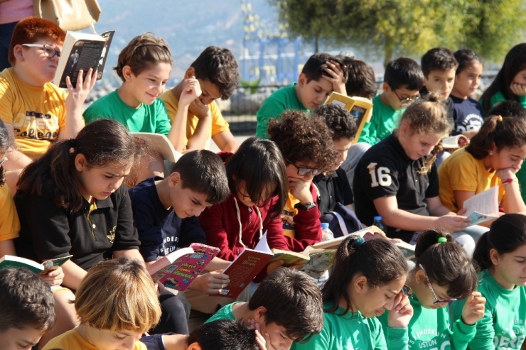 İskenderun’da Okuma Şenliği Düzenlendi