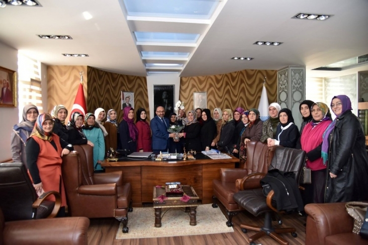Başkan Üzülmez, Kadın Ve Gençlik Kollarını Ağırladı