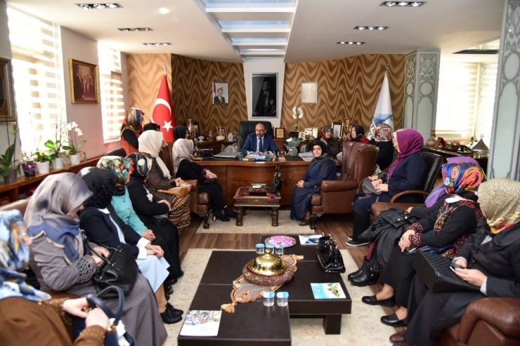 Başkan Üzülmez, Kadın Ve Gençlik Kollarını Ağırladı