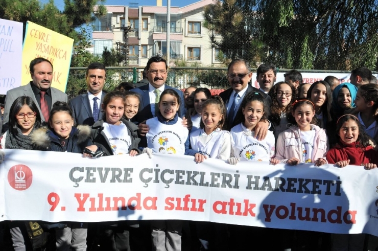 Bakan Özhaseki, Çevre Çiçekleri Hareketi’nin İlk Dersini Verdi