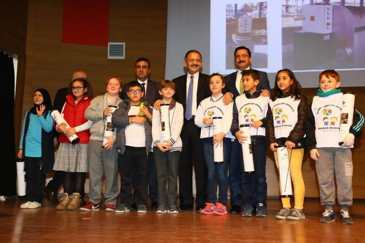 Bakan Özhaseki, Çevre Çiçekleri Hareketi’nin İlk Dersini Verdi