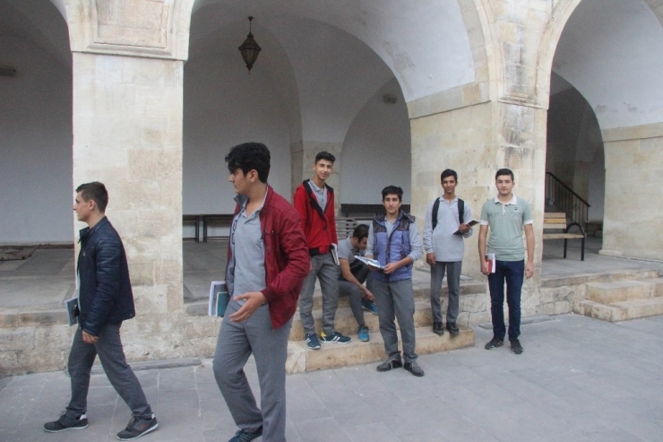 Lise Öğrencileri Tarihi Mekanları Gezdi