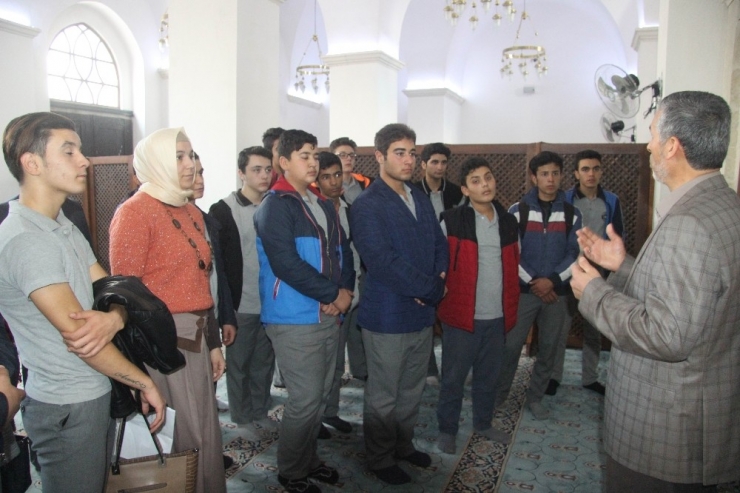 Lise Öğrencileri Tarihi Mekanları Gezdi