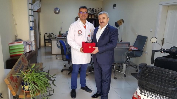 Başkan Baran’dan Gönüllü Çöpçülük Yapan Eczacıya Ziyaret