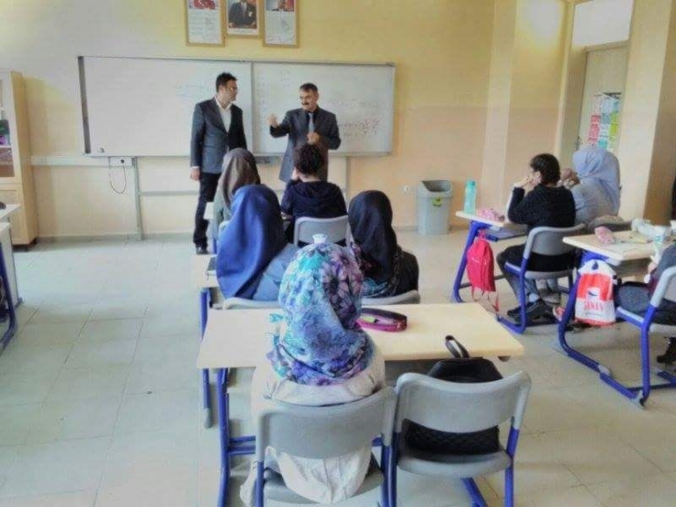 Tatil Yapmayıp Hafta Sonları Öğrencilerine Ücretsiz Ders Veriyorlar